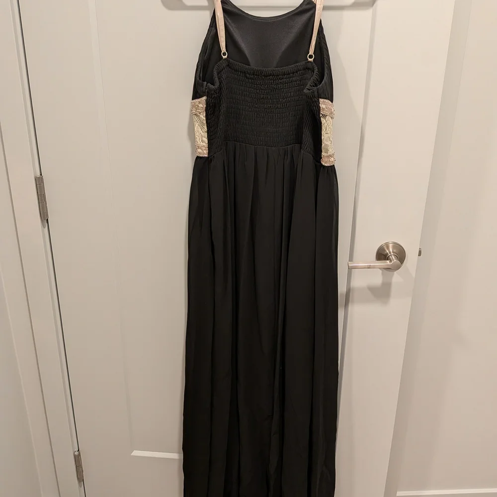 Elegant Black Dress - Picture 4 of 6